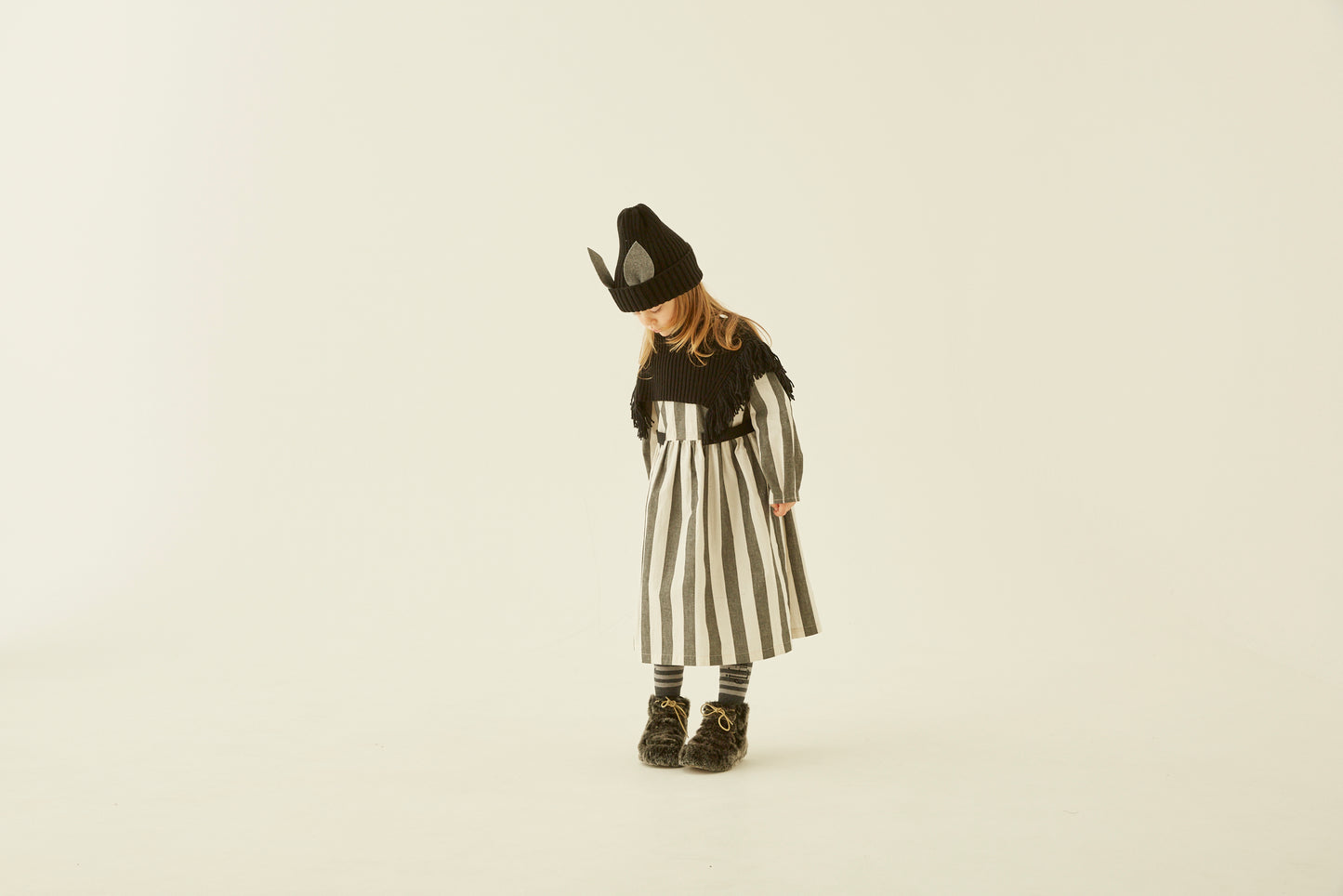 Rib Knit Knights Cape Black