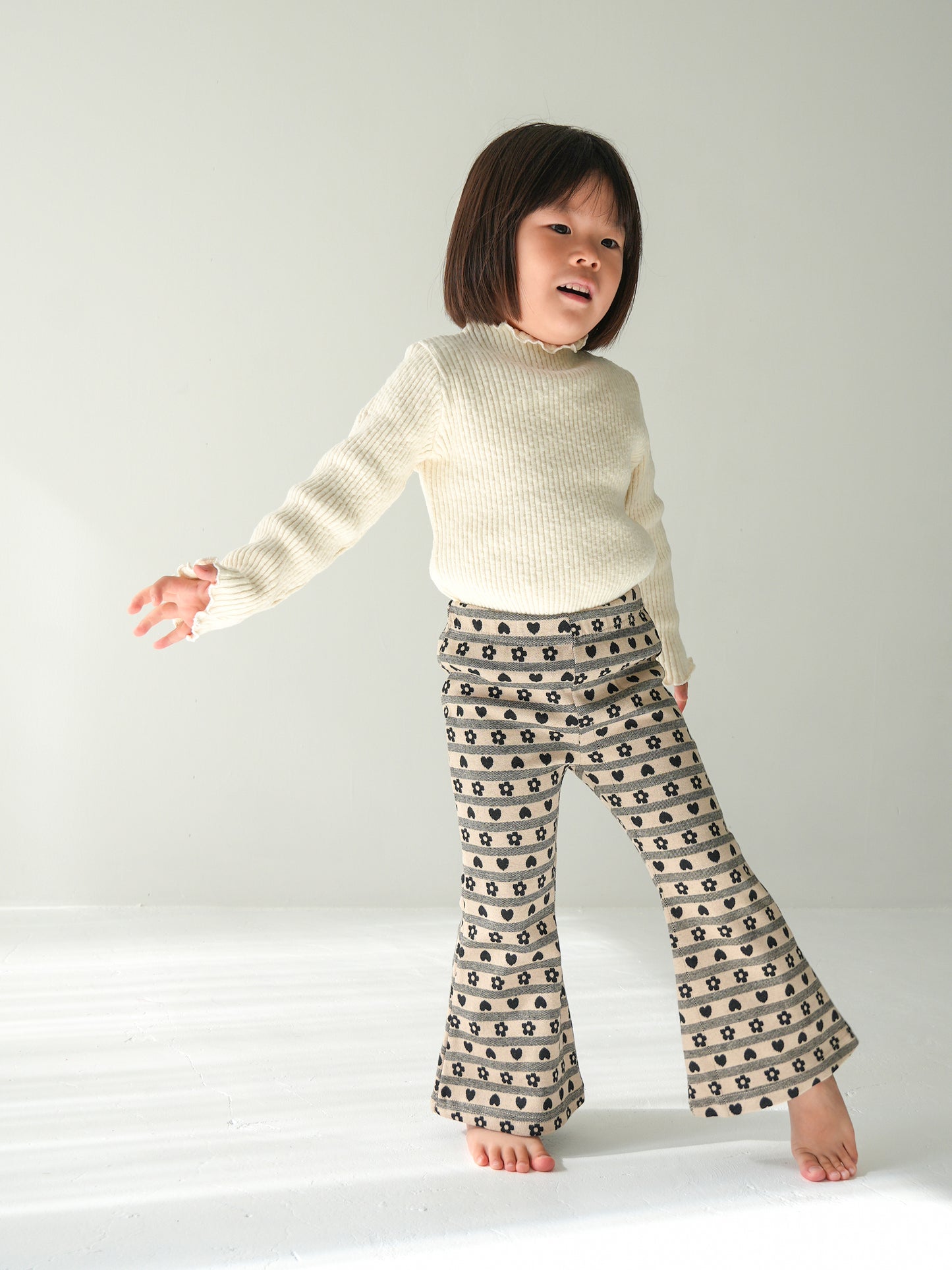 Flower Flare Heart Printed Pants Beige Black